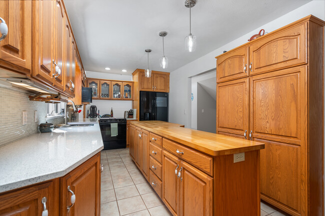 Full kitchen with island - 3541 Southridge Ct