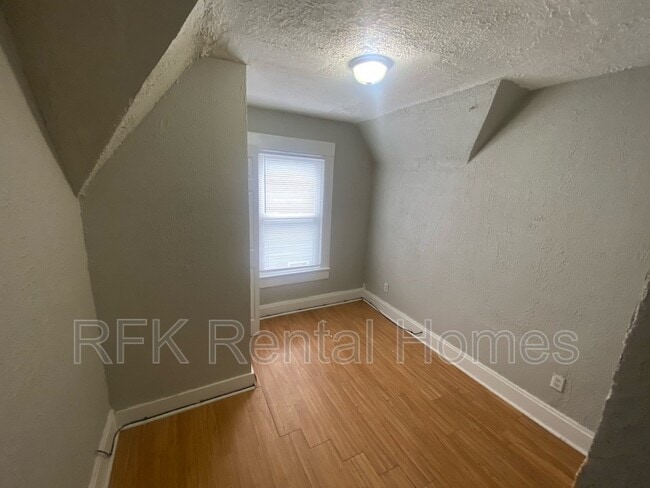 Building Photo - 912 S 17th St