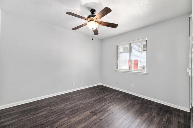 Building Photo - 2408 Longview St