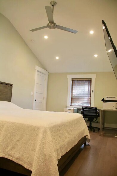 Building Photo - 3304 NE 73rd Ave