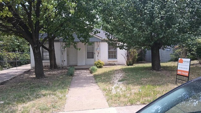 Primary Photo - 312 N Montreal Ave