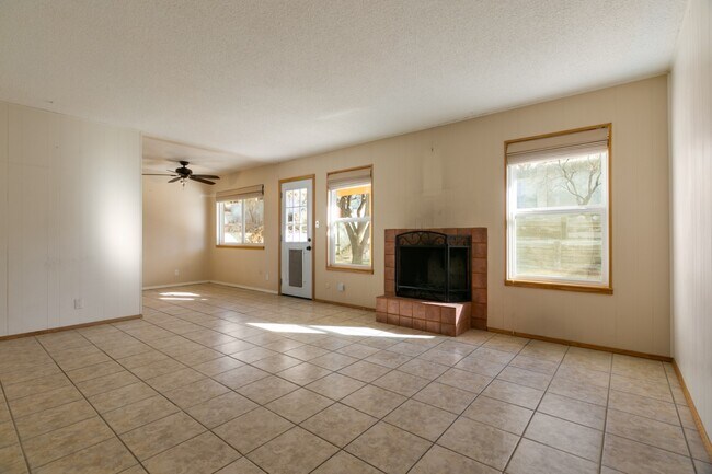 Building Photo - 1612 Pablo Ct NE