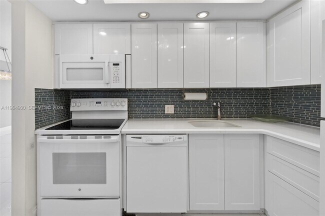 Building Photo - 20379 W Country Club Dr