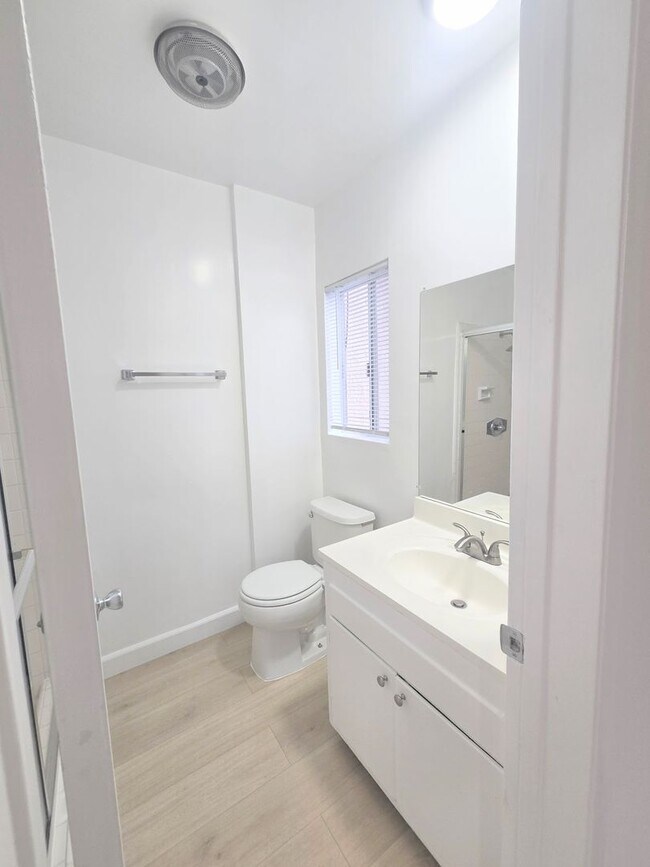 Building Photo - Welcome home! 2bd/2ba unit with parking. Master bedroom with en-suite bathroom!