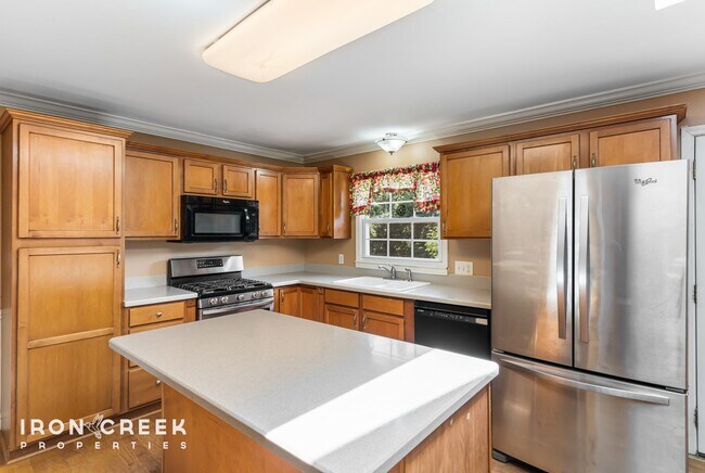 Building Photo - Spacious West Asheville Home with Dual Kit...
