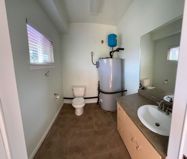 Building Photo - Spacious 2 Bedroom / 1.5 Bathroom Home in ...