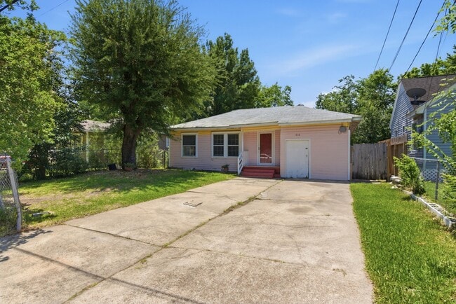 Building Photo - 410 Live Oak St