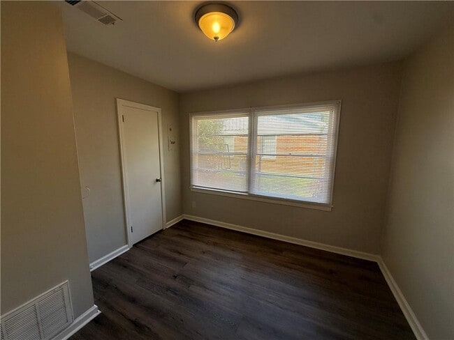 Building Photo - 3056 Pleasant Valley Rd