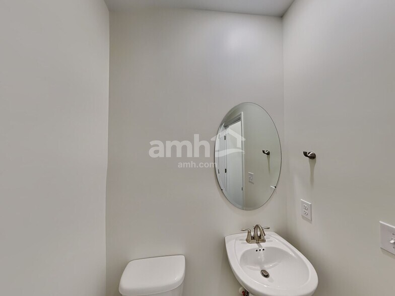 Building Photo - 5231 Valor Dr