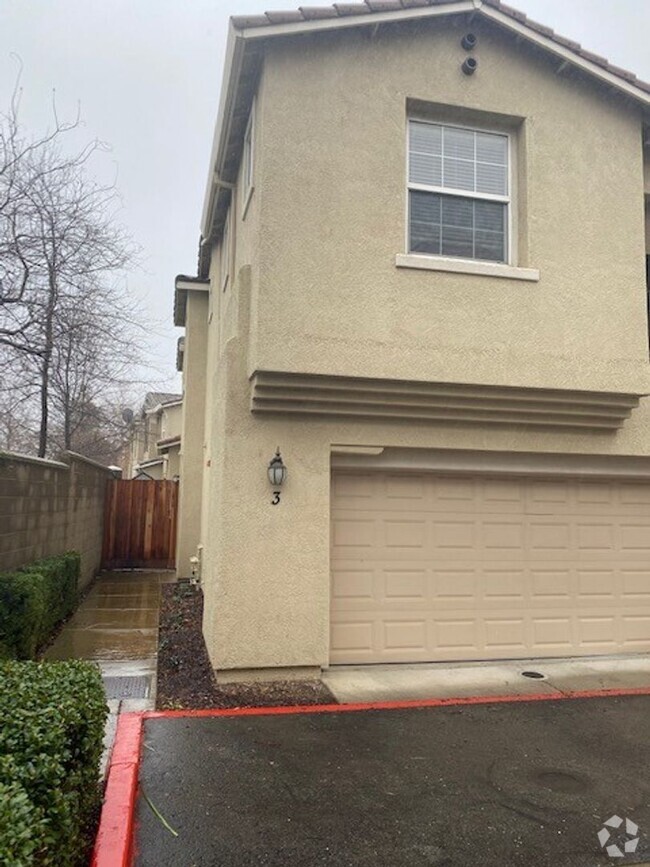 Building Photo - Condo with access to clubhouse and interne...