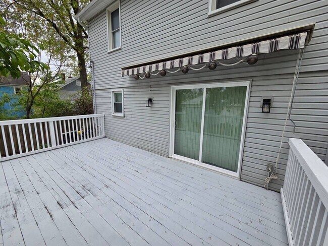 Building Photo - Charming 3-Bedroom Property in Prime Location