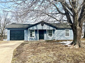 Building Photo - Elkins! 3 bed 2 bath with a huge fenced back yard