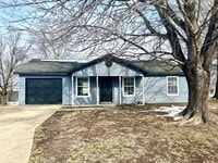 Building Photo - Elkins! 3 bed 2 bath with a huge fenced back yard