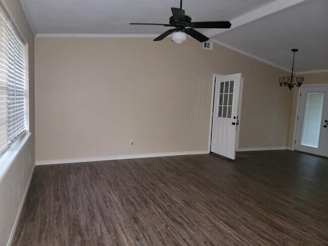 Building Photo - 10556 Rolling Pines Dr