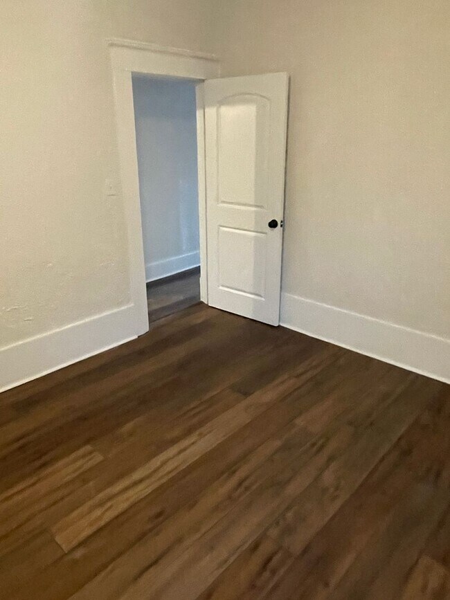 Building Photo - 820 7th St