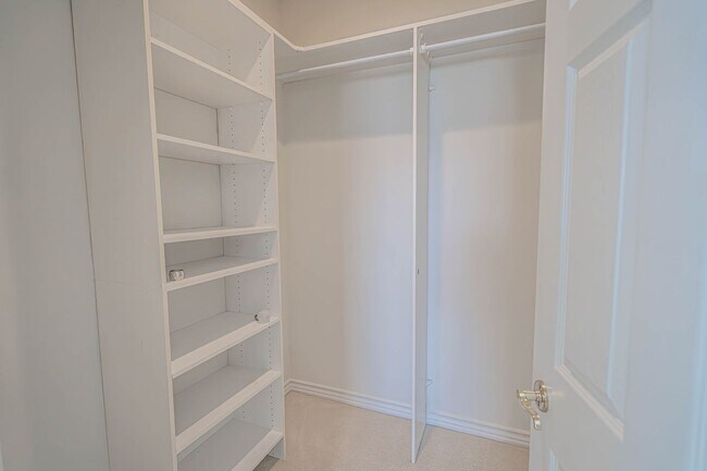 Building Photo - 4 Bedroom Home for Rent on the Lake at Bridgeport!