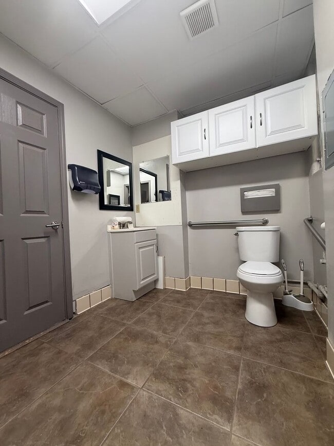 Building Photo - 518 Center St