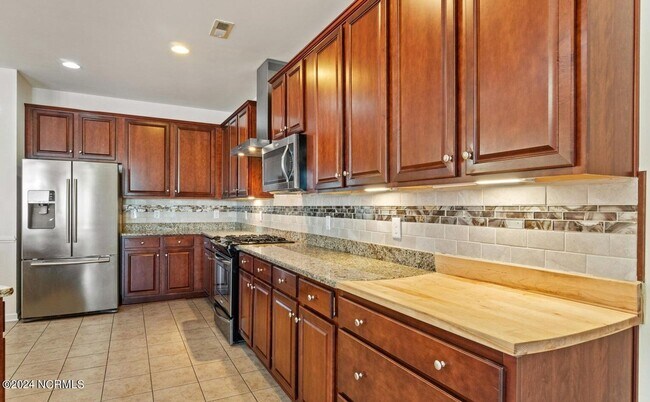 Building Photo - BEAUTIFUL HOME AVAILABLE APRIL 1ST