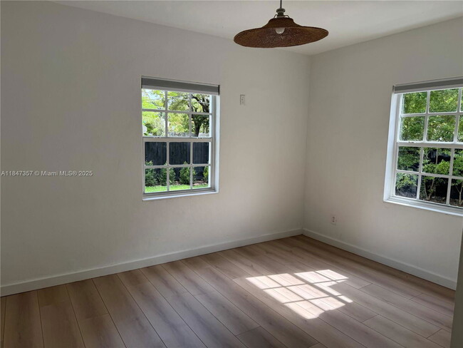 Building Photo - 2450 SW 19th Ave