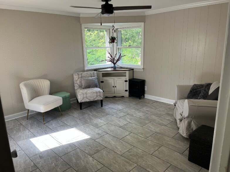 Building Photo - 215 Mystic Ln