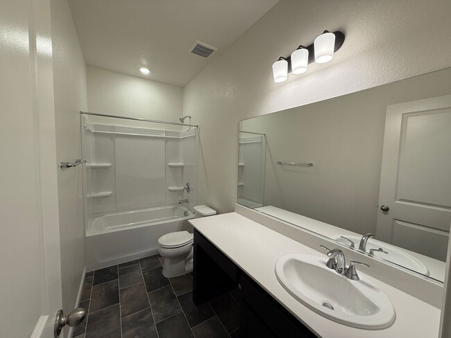 Building Photo - Brand NEW single story home in Hughson!