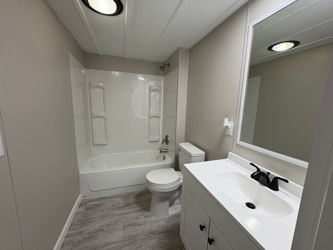 Building Photo - Beautifully Remodeled 3 Bed / 2 Bath Home with Modern Upgrades!