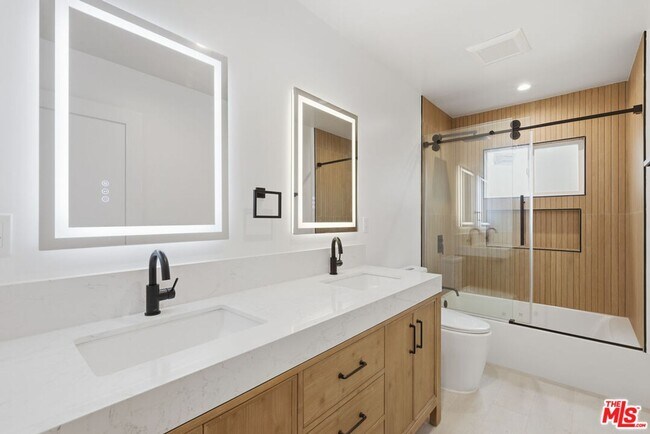 Building Photo - 3431 Edgehill Dr