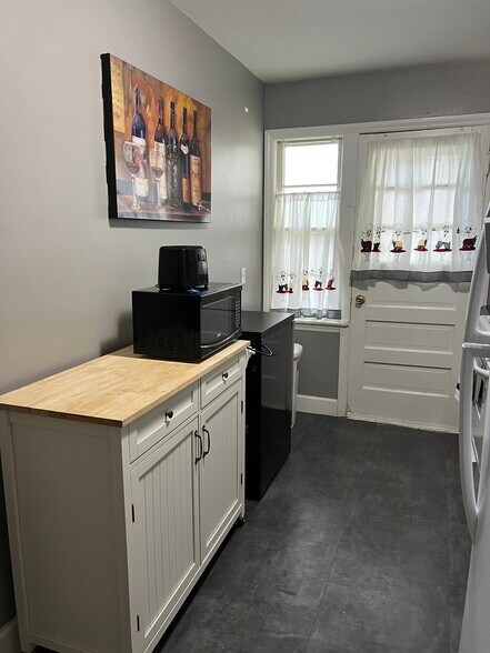 Dishwasher, storage - 4622 Cass St