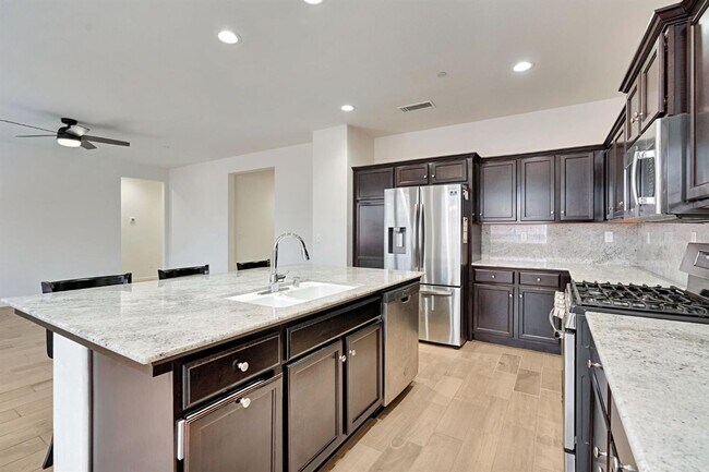 Building Photo - 2153 Lombard Ln