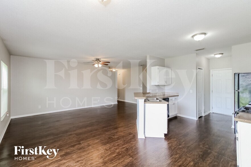 Building Photo - 3332 Rogue St