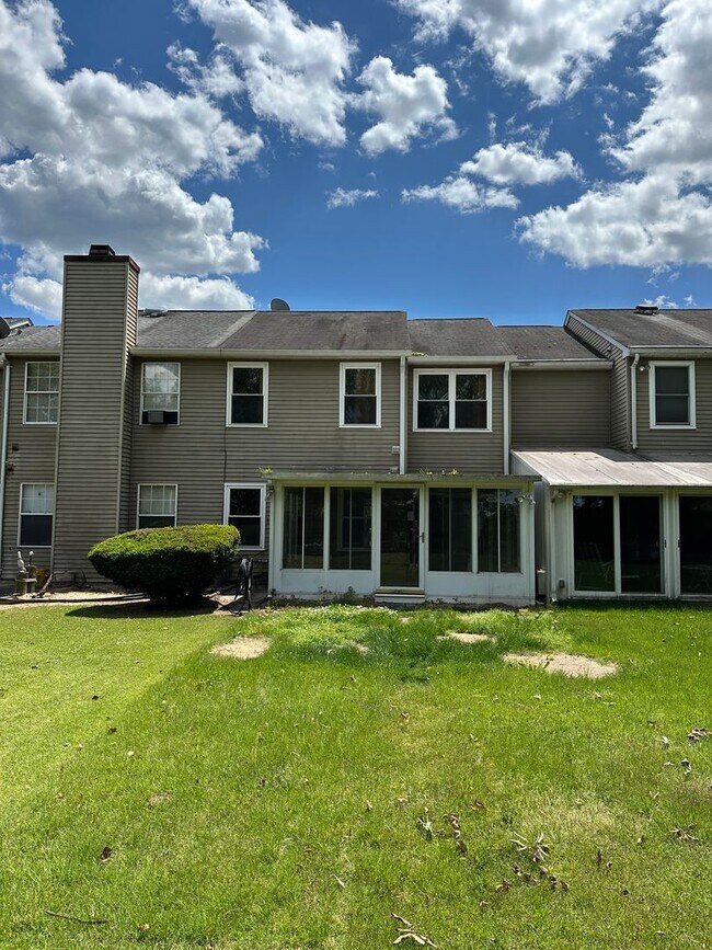 Building Photo - Nice 2 bedroom townhome with a view!