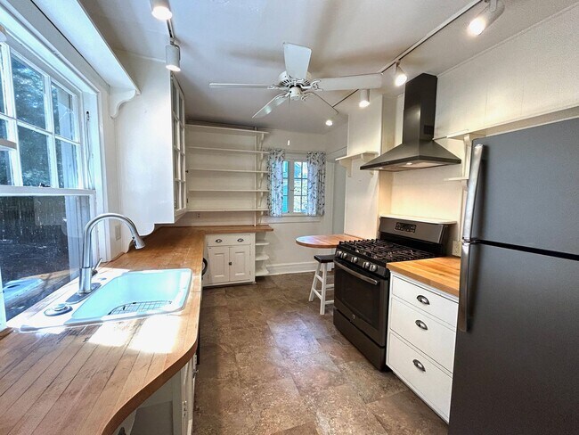 Building Photo - North AVL -  Renovated Arts & Crafts Cottage