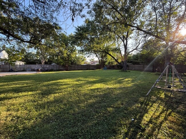 Building Photo - 9503 Greenwood Dr