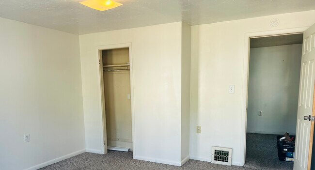 Building Photo - 1926 E 123rd St