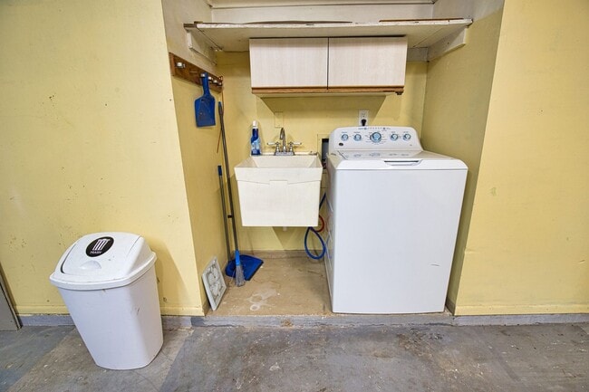 Building Photo - Annual Unfurnished 2 Bedroom 2 Bathroom Single Family Home in Venice Gardens with Water View!