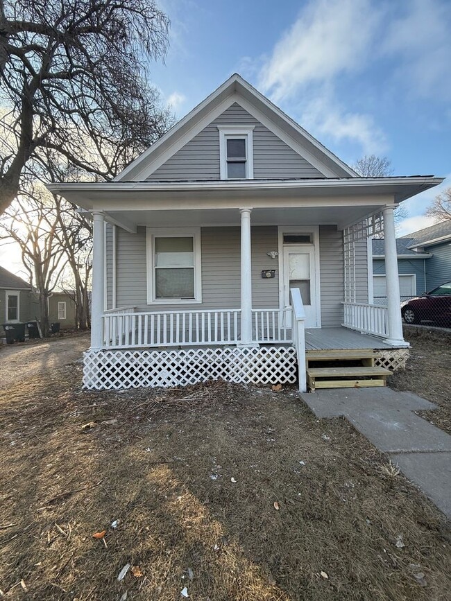 Building Photo - Newly Remodeled Three Bedroom!