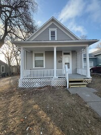 Building Photo - Newly Remodeled Three Bedroom!