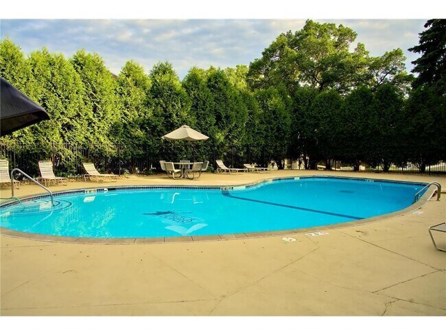 Building Photo - 1601 N Innsbruck Dr