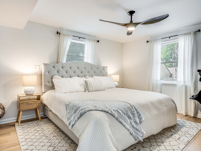 Building Photo - DeLesseps Furnished Apartment