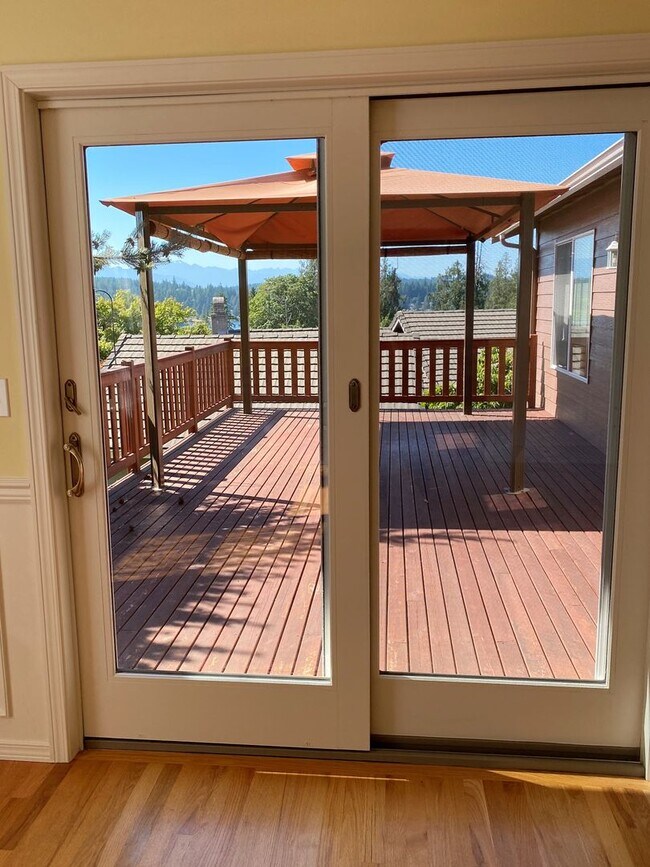 Building Photo - UNIQUE RAMBLER with views in Dockside at Kitsap Lake!