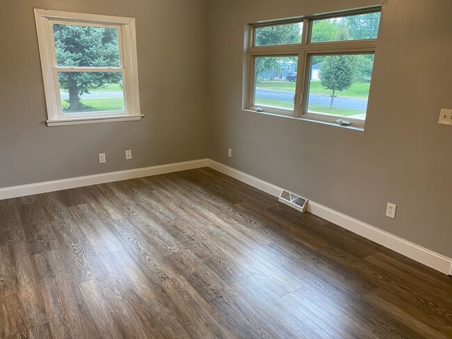 Building Photo - Updated 1-Bedroom House With Large Backyard