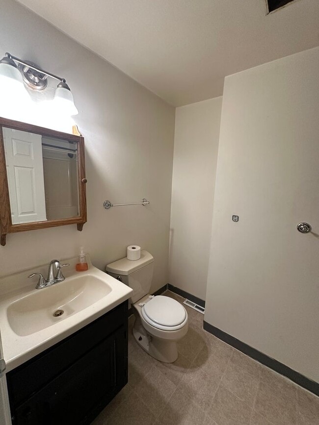 Building Photo - Beautiful 2 Bed/ 1.5 Bath ready for rent!