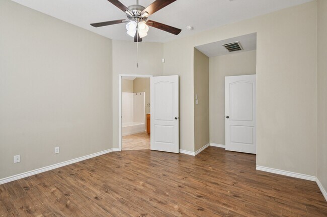 Building Photo - 3026 Sunset Park Dr