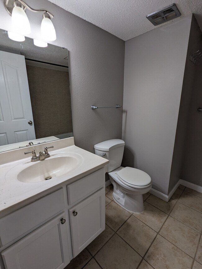 Building Photo - 1425 Willow Brook Cv