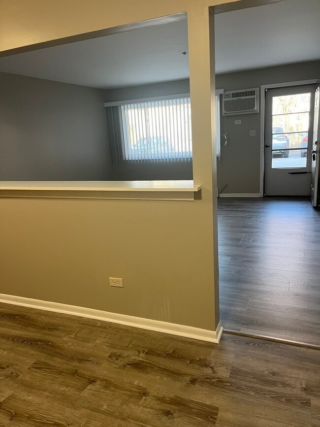 Building Photo - 8817 S Roberts Rd