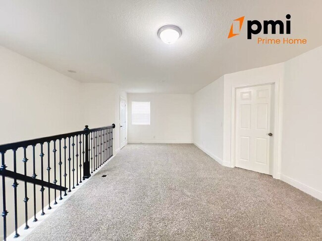 Building Photo - "Stunning 4-Bed Home with 2.5 Baths & Spac...