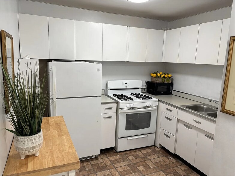 Building Photo - 1450 E 55th Pl