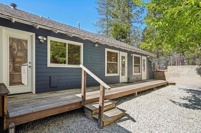 Building Photo - 54025 Strawberry Valley Dr