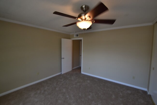 Building Photo - Gated Community!  2 bedroom, 2 bath Condo is excellent location off Jefferson Hwy