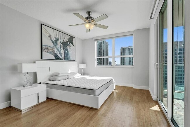 Building Photo - 350 SE 2nd St